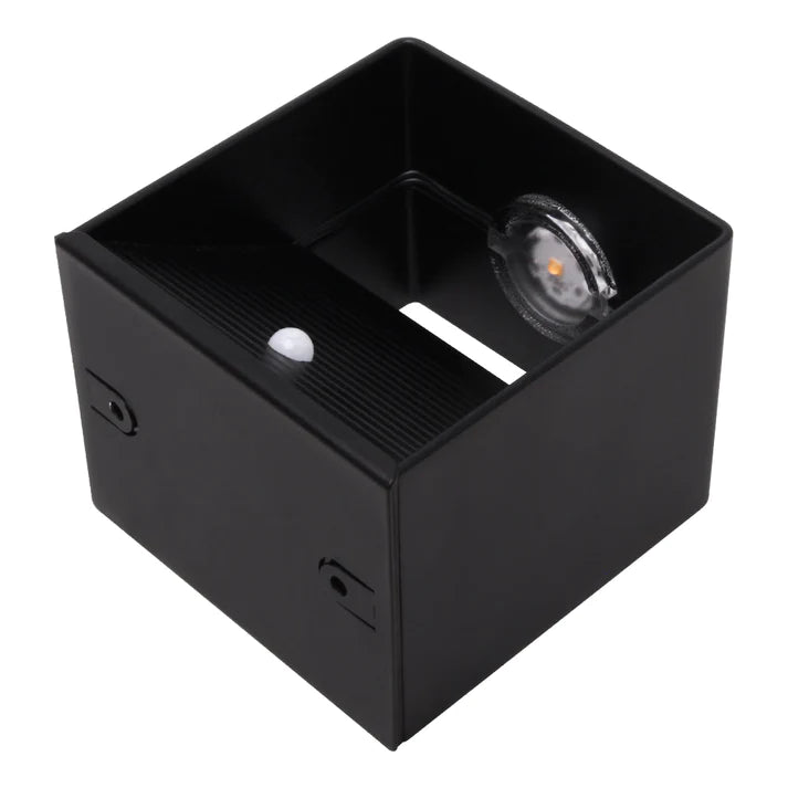 Vägglampa med rörelsesensor