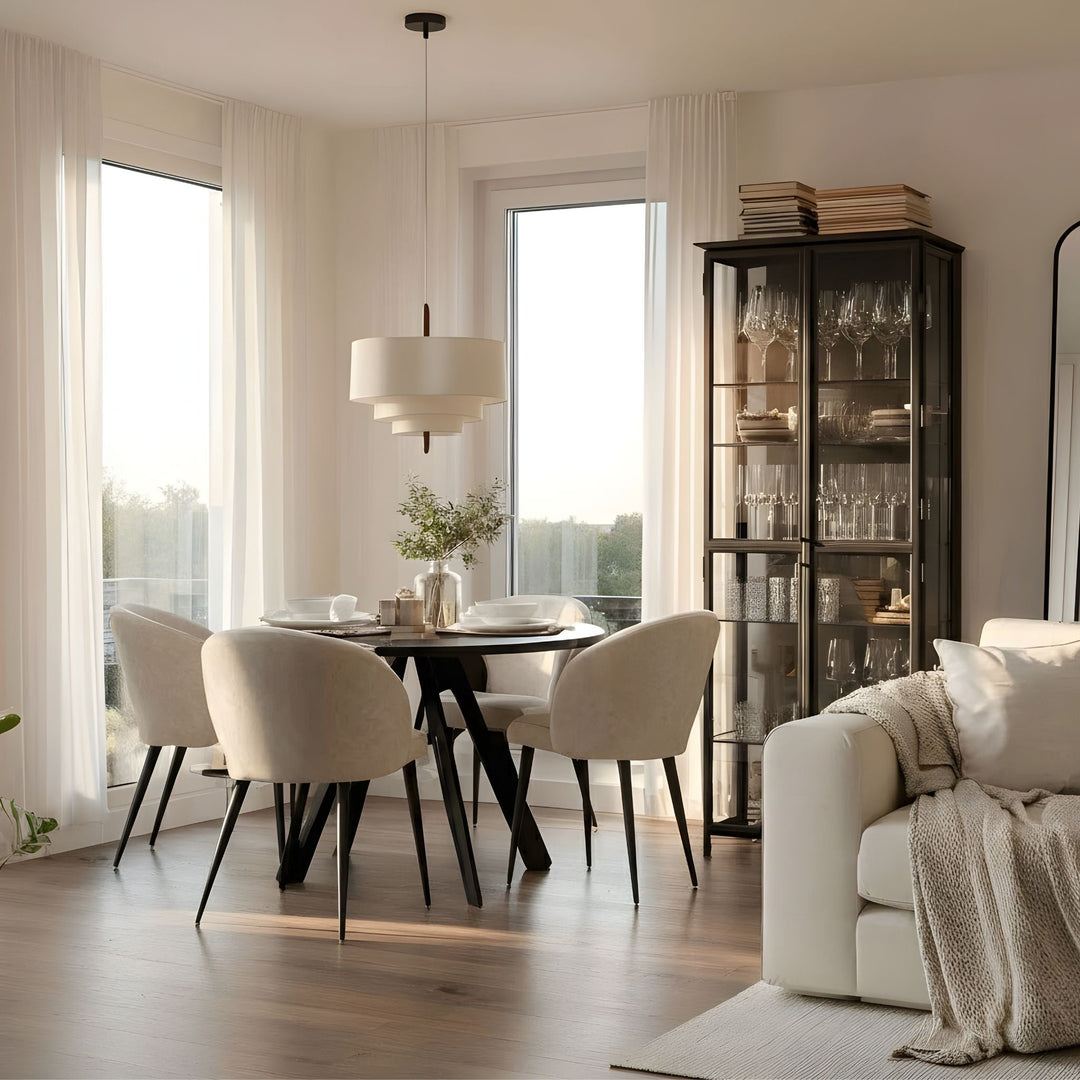 Taklampa Rondo i linneskräm över runt matbord i ljus skandinavisk matsal med beige stolar och glasvitrinskåp mjuk designbelysning för moderna hem