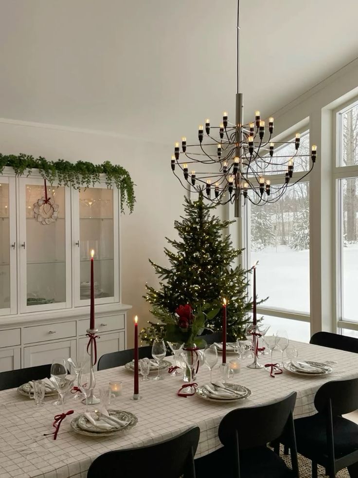 Juldukning med ljuskrona och gran som lyser upp hemmet inför andra advent