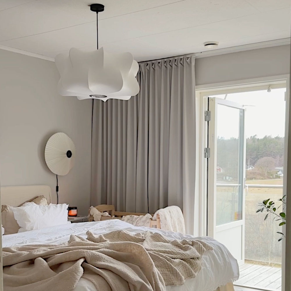 Aurora taklampa i mjuk organisk form i sovrum, stilren belysning med varmt och behagligt ljus