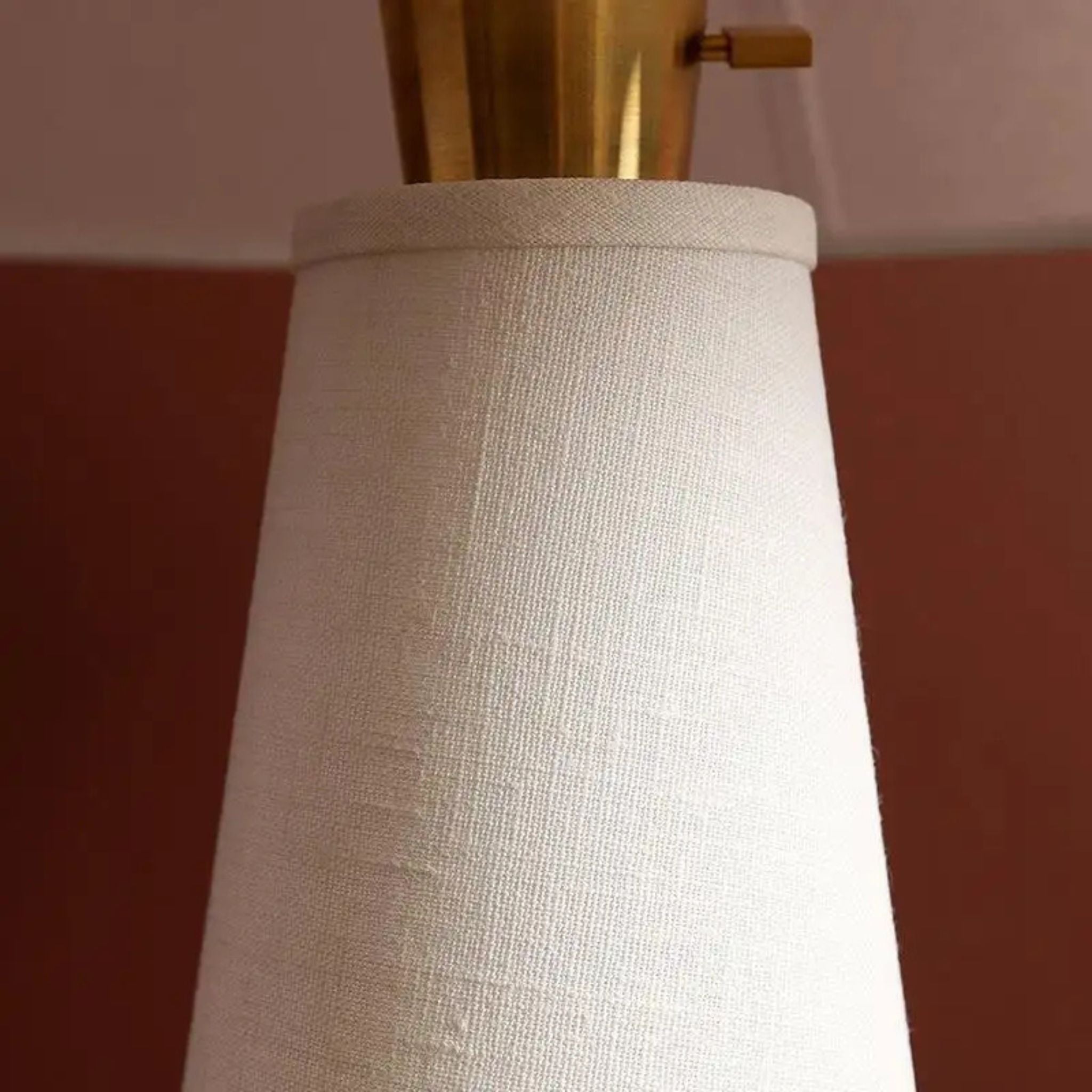 Närbild på bordslampa Alba med vit skärm och mässingsdetalj