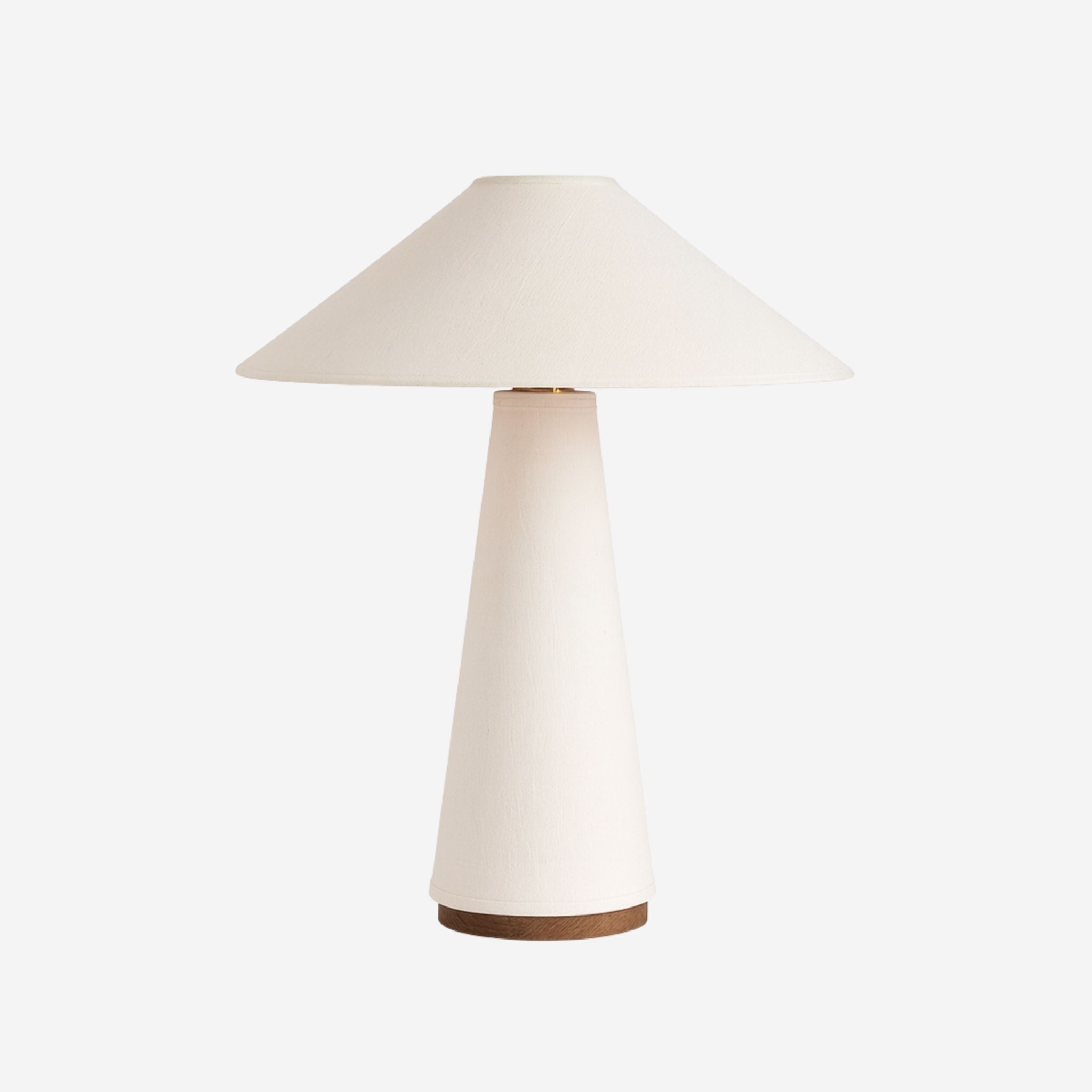 Bordslampa Alba i vitt med konisk tygskärm och bas i naturligt trä, stilren skandinavisk design.