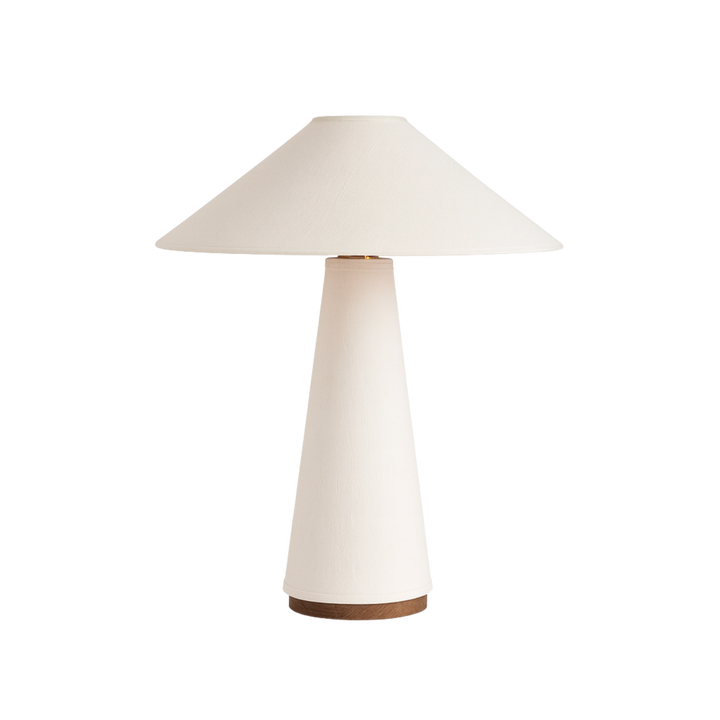 Bordslampa Alba i vitt med konisk tygskärm och bas i naturligt trä, stilren skandinavisk design.