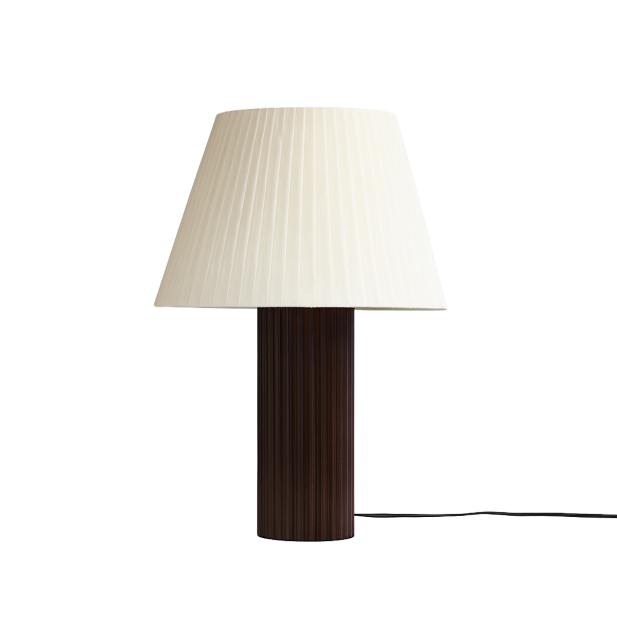 Bordslampa Aristo med veckad vit lampskärm och räfflad fot i mörkt trä, tidlös design för vardagsrum och sovrum.