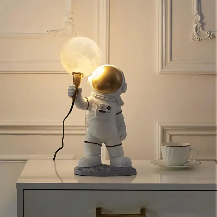 Bordslampa Astronaut placerad på sideboard i klassisk inredning, dekorativ designlampa med varmt sken.