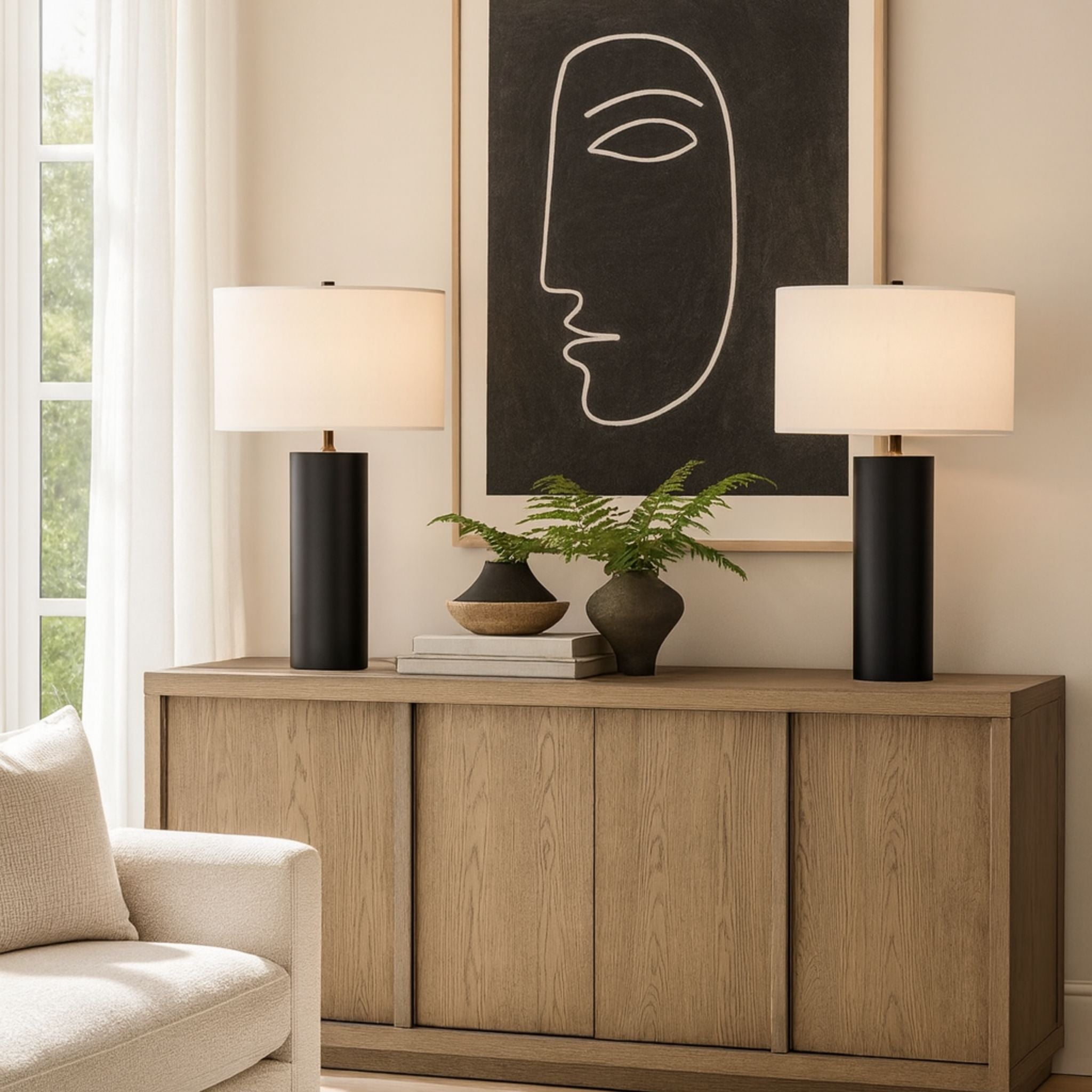 Bordslampa Atlas i svart med vit tygskärm i ljus skandinavisk inredning med trä och textilier