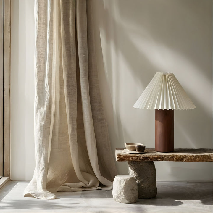 ordslampa Cask placerad i fönster med mjukt dagsljus och naturlig skandinavisk inredning