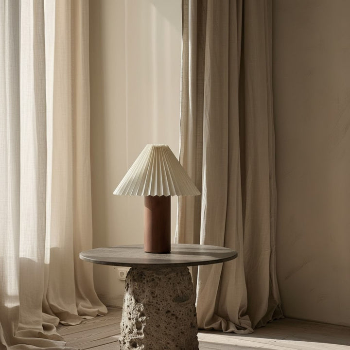 Bordslampa Cask placerad vid fönster med mjukt dagsljus och naturlig skandinavisk inredning