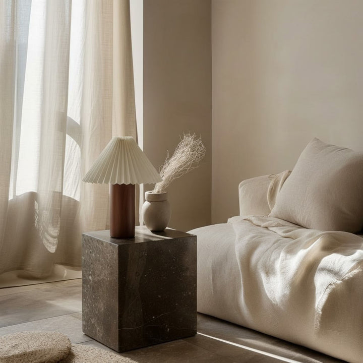 Bordslampa Cask i minimalistiskt vardagsrum med trä, sten och textilier i neutrala färger