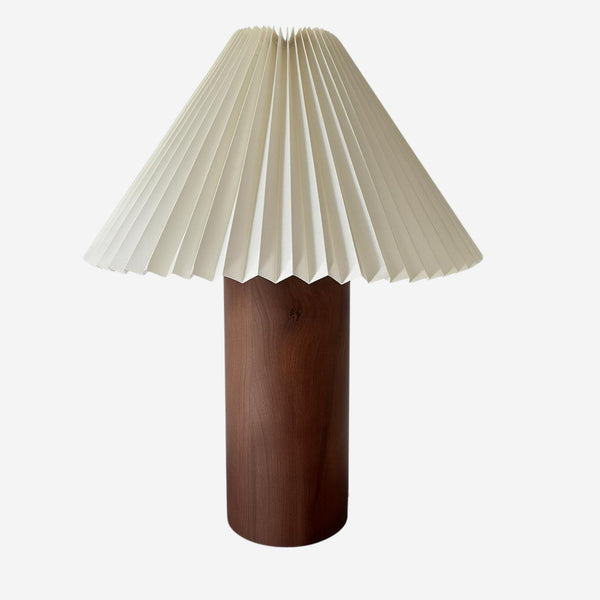 Cask bordslampa i valnöt med veckad vit lampskärm i skandinavisk design