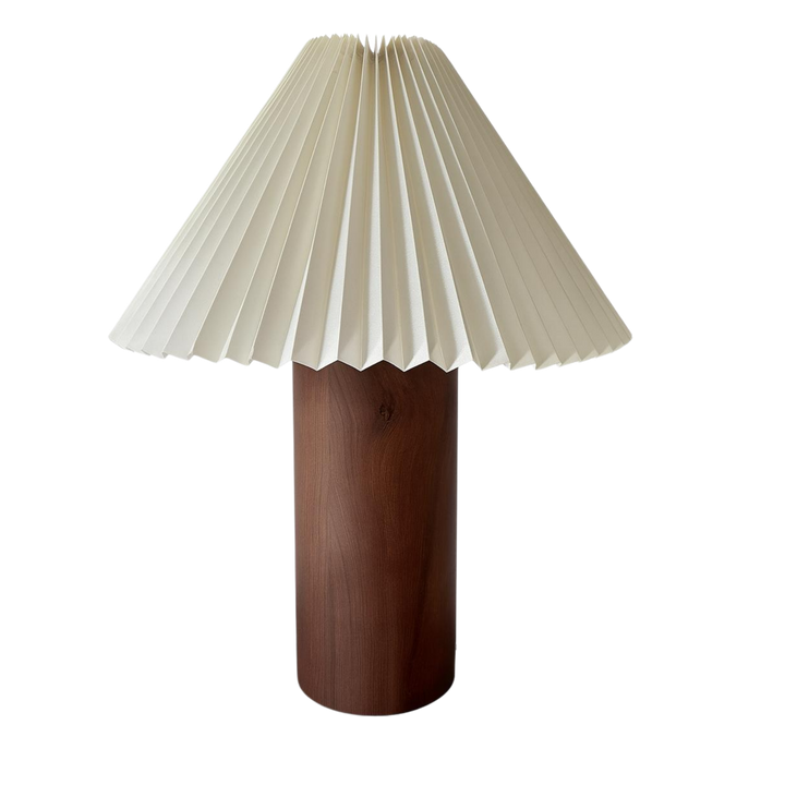 Bordslampa Cask i valnöt med veckad vit lampskärm i skandinavisk design