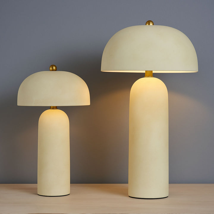 Bordslampa Cavern i beige som elegant accentbelysning i modern och stilren hemmiljö.
