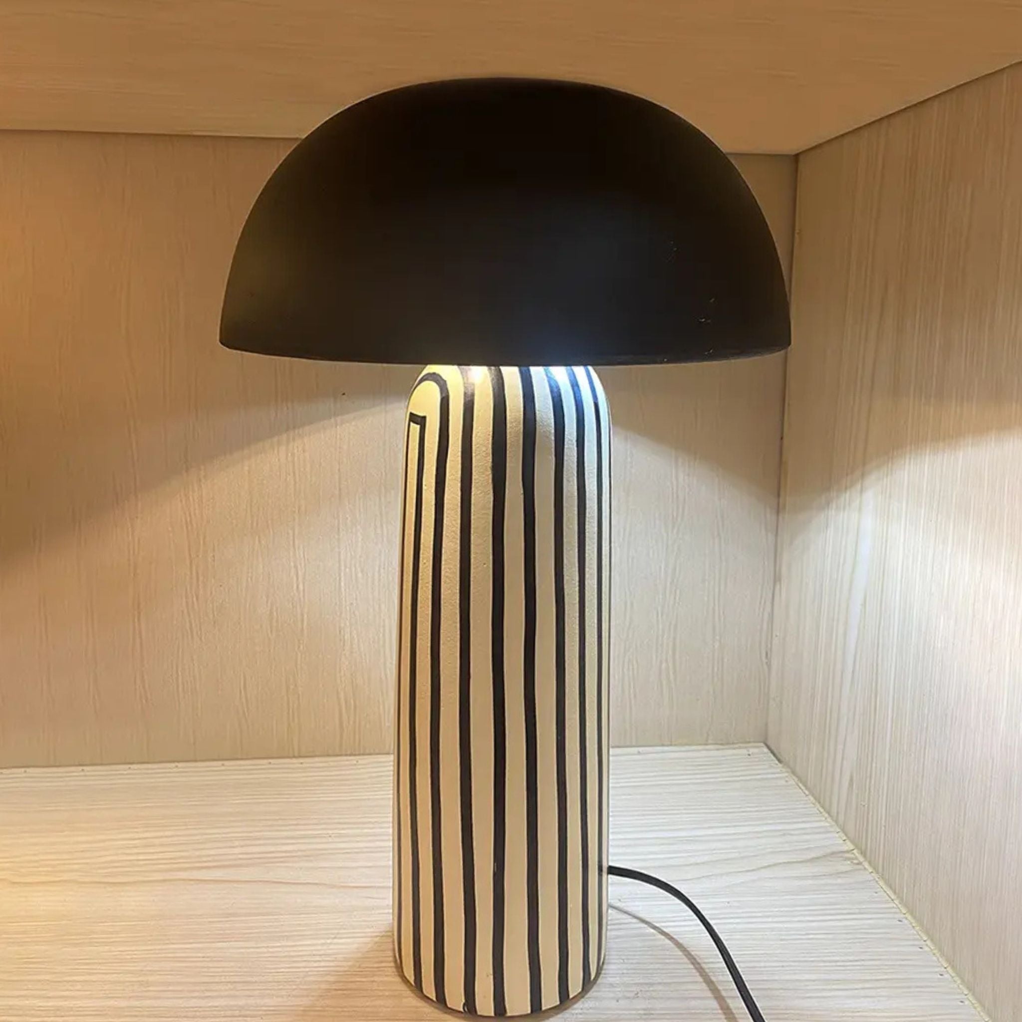 Bordslampa Cavern Zebra placerad i hylla som dekorativ stämningsbelysning i modern interiör