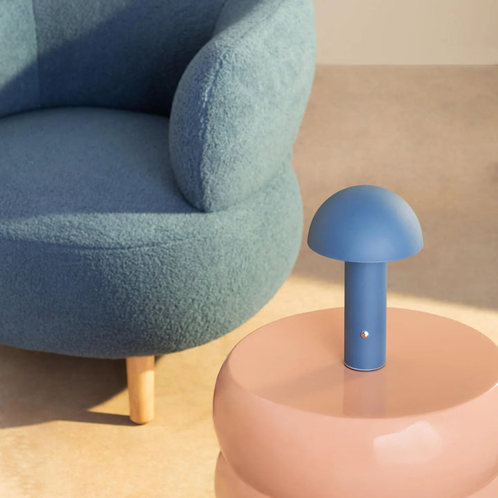 Blå bordslampa De Mesa placerad på soffbord i modern skandinavisk vardagsrumsmiljö