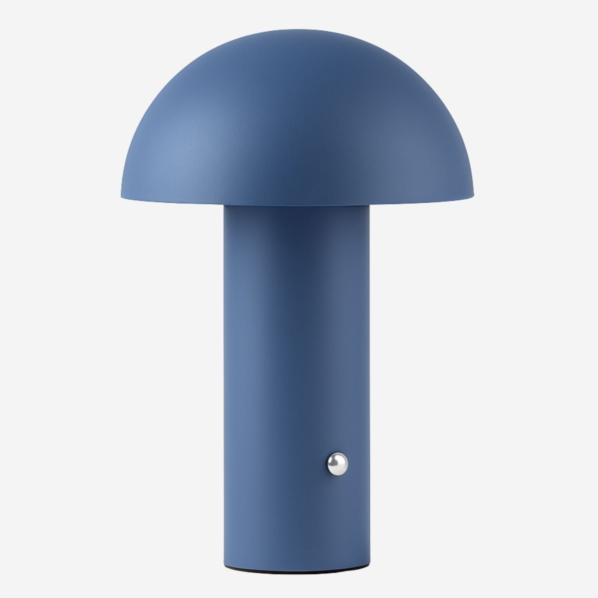 Bordslampa De Mesa i blå metall med minimalistisk skandinavisk design mot vit bakgrund