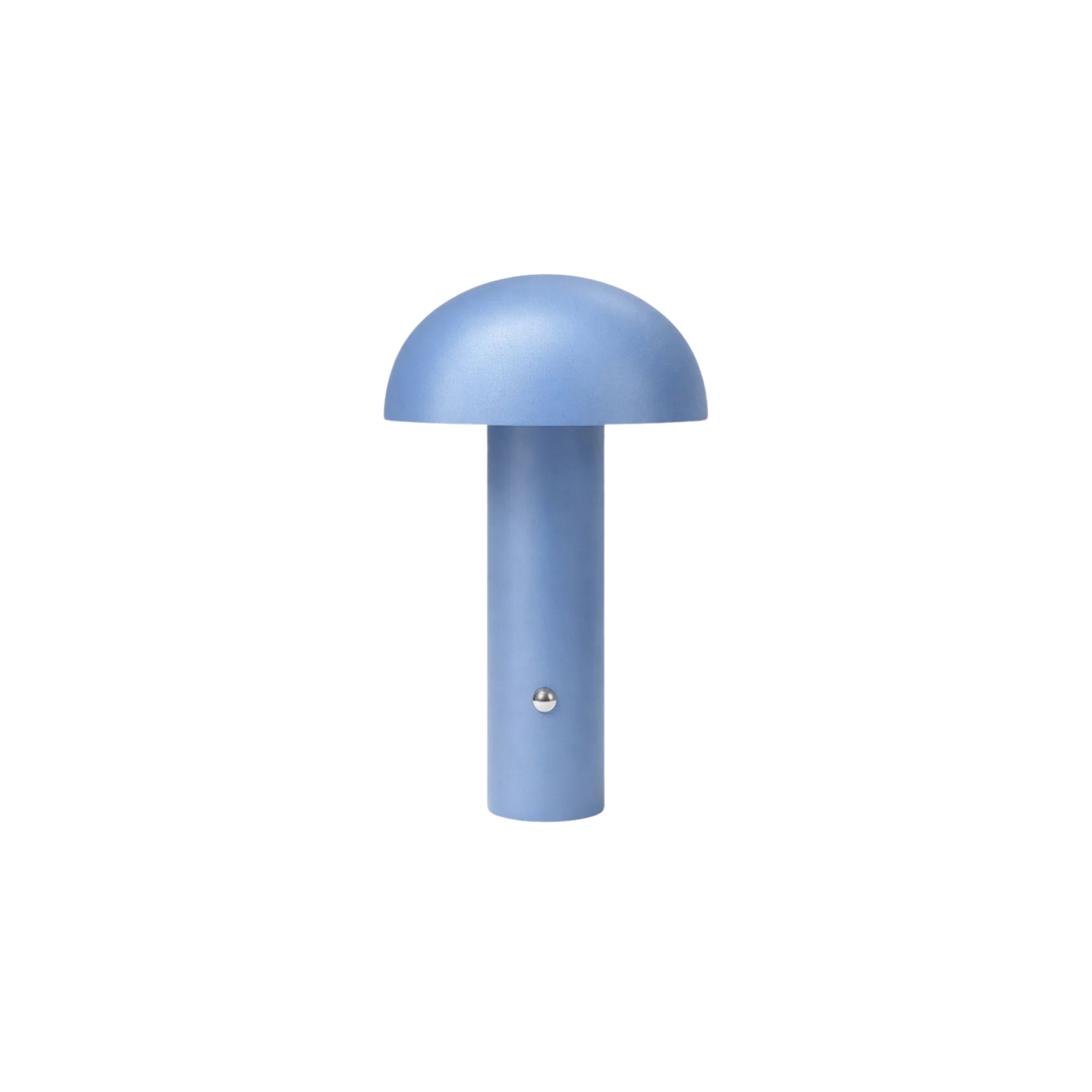 Bordslampa De Mesa i blå metall med minimalistisk skandinavisk design mot vit bakgrund