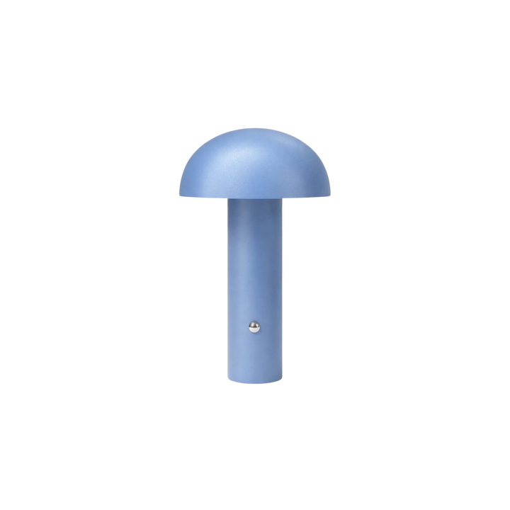 Bordslampa De Mesa i blå metall med minimalistisk skandinavisk design mot vit bakgrund