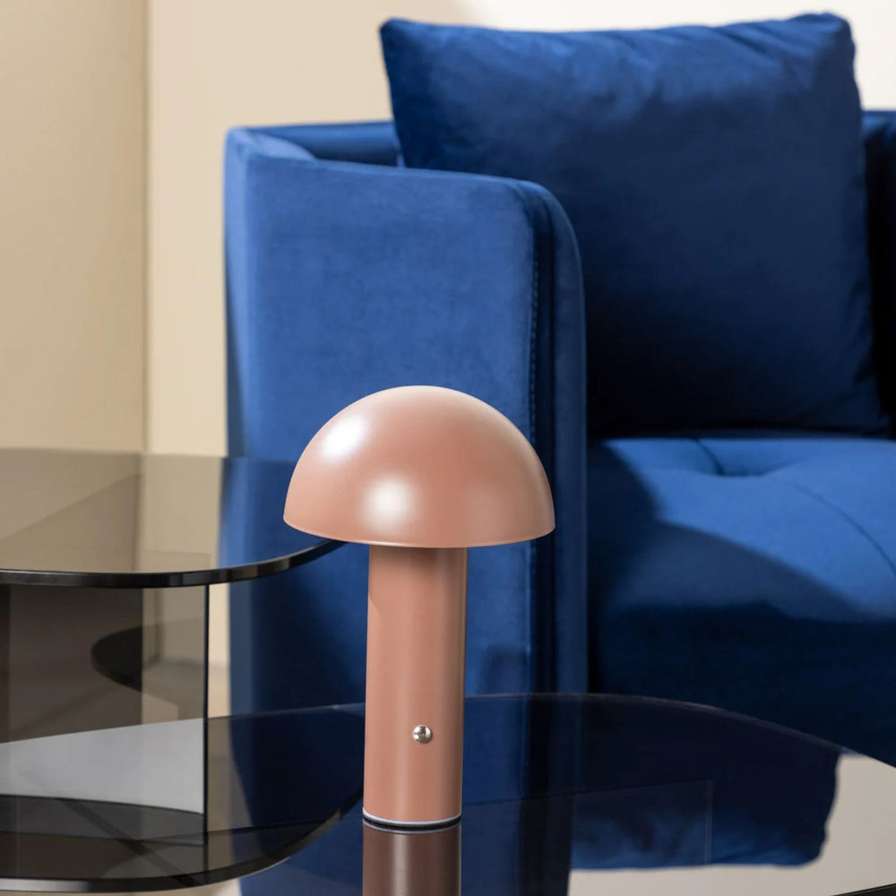 Brun bordslampa De Mesa på glasbord i modern och färgkoordinerad vardagsrumsmiljö