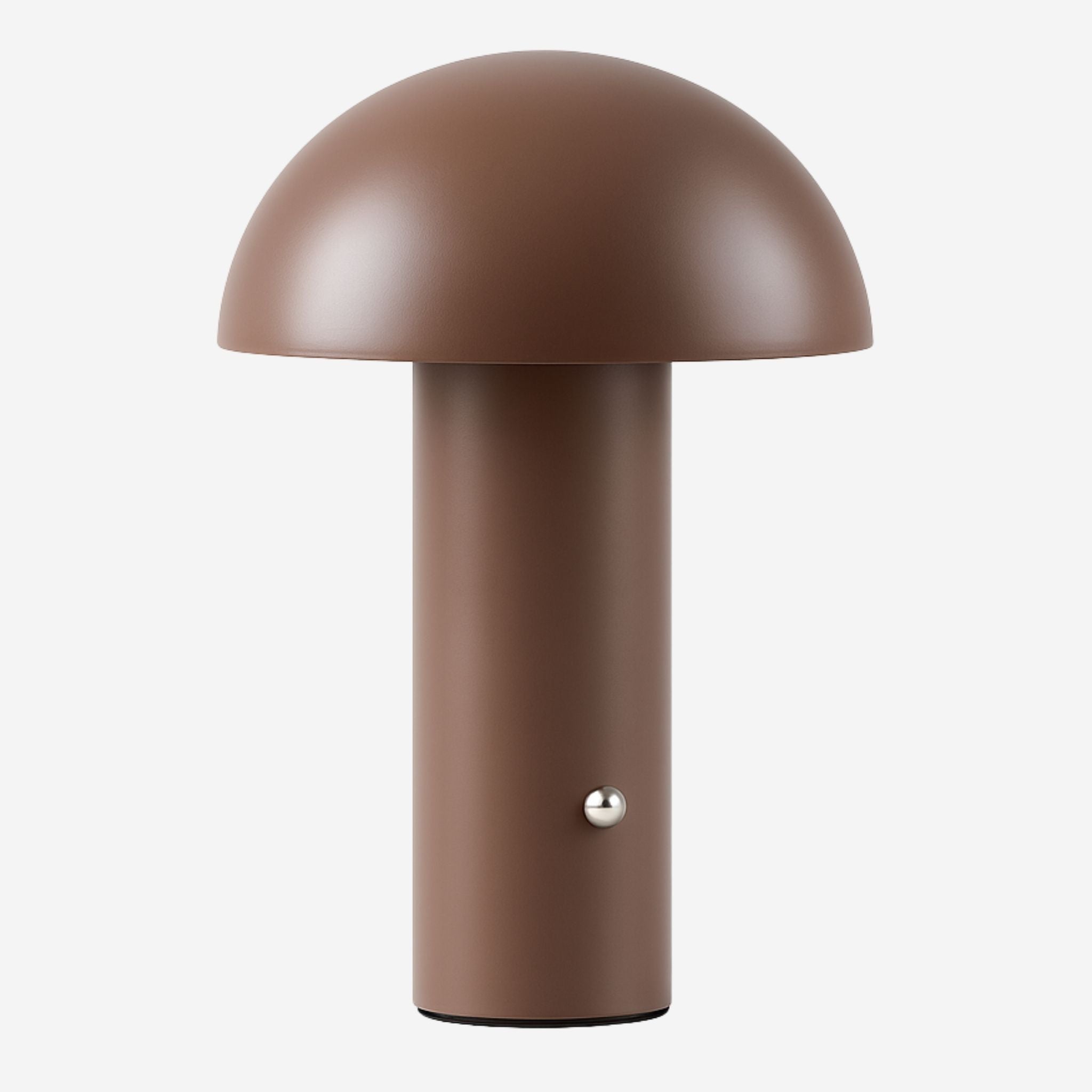 Bordslampa De Mesa i brun metall med minimalistisk skandinavisk design mot vit bakgrund