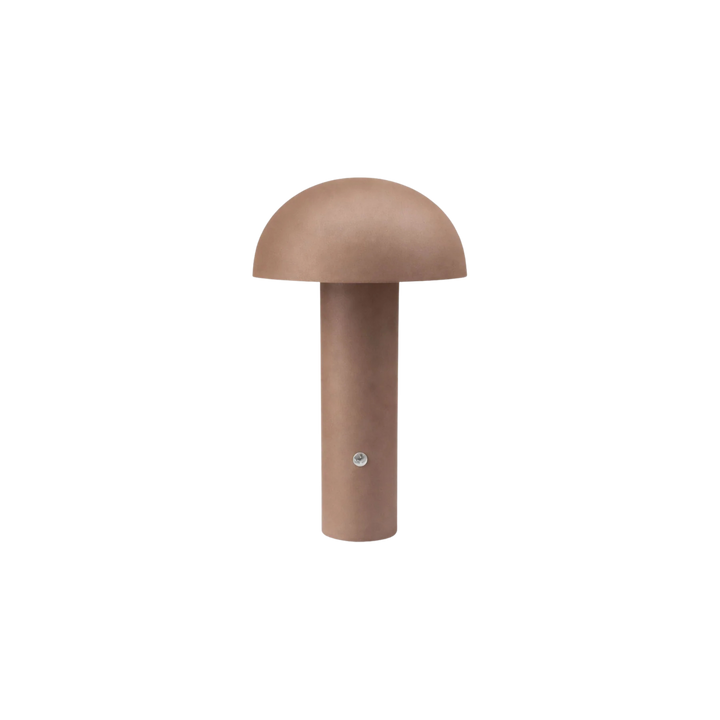 Bordslampa De Mesa i brun metall med minimalistisk skandinavisk design mot vit bakgrund