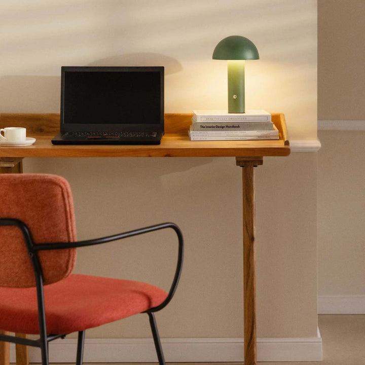 Grön bordslampa De Mesa på skrivbord i harmonisk skandinavisk hemmakontorsmiljö