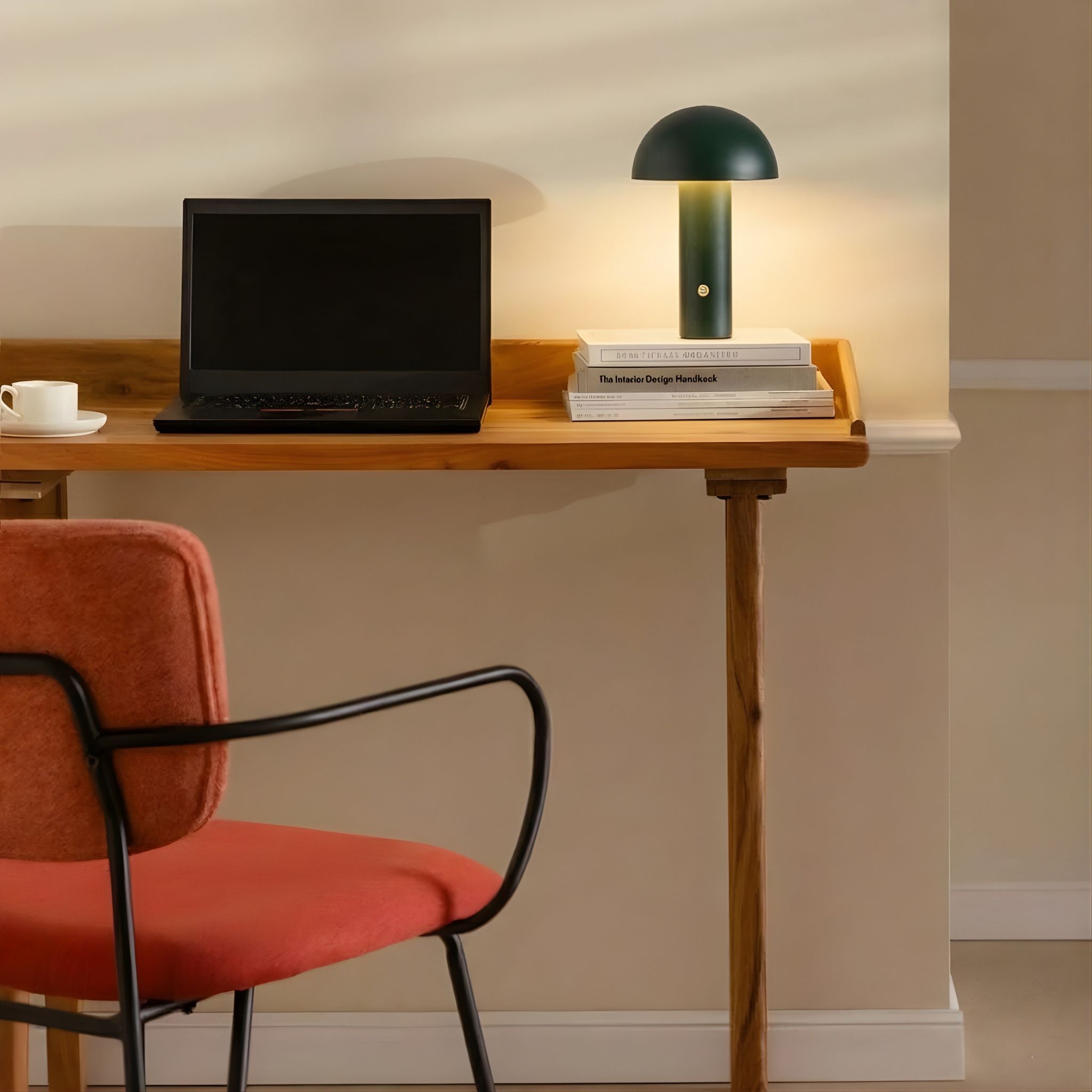 De Mesa bordslampa i grön färg på skrivbord bredvid laptop i en modern och stilren skandinavisk arbetsmiljö.