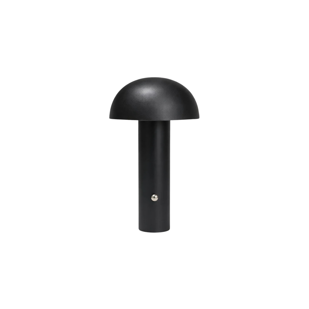 Bordslampa De Mesa i svart metall med minimalistisk skandinavisk design mot vit bakgrund