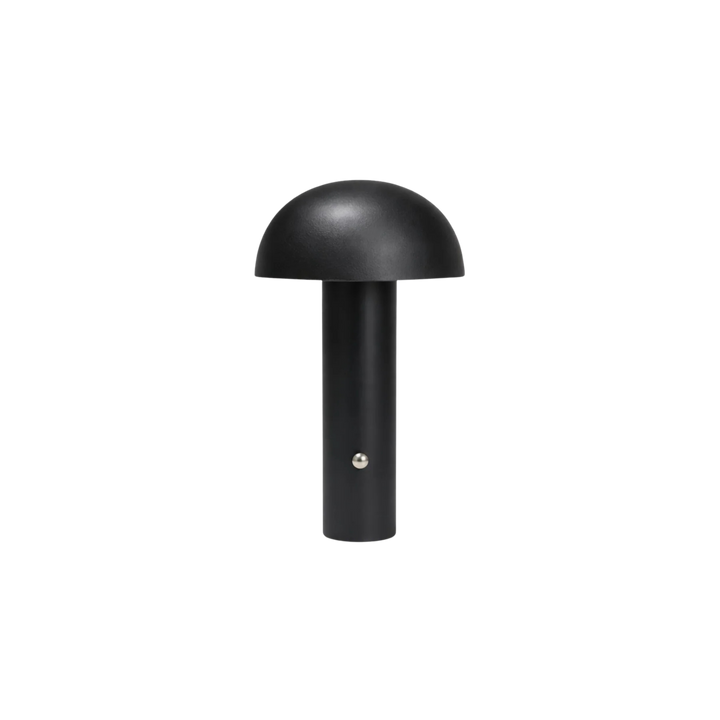Bordslampa De Mesa i svart metall med minimalistisk skandinavisk design mot vit bakgrund