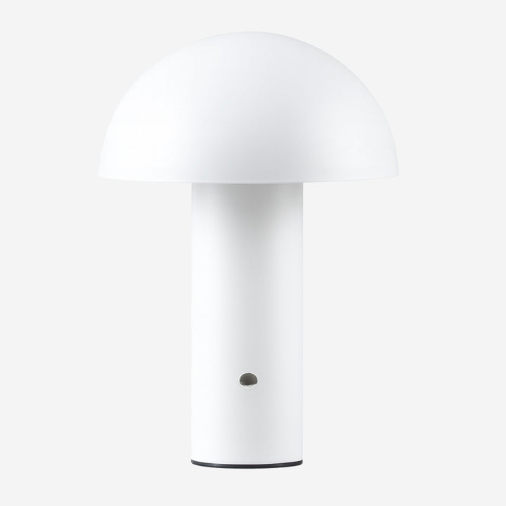 Bordslampa De Mesa i vit metall med minimalistisk skandinavisk design mot vit bakgrund