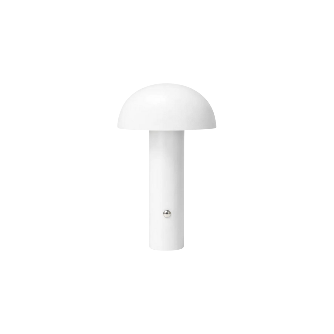 Bordslampa De Mesa i vit metall med minimalistisk skandinavisk design mot vit bakgrund