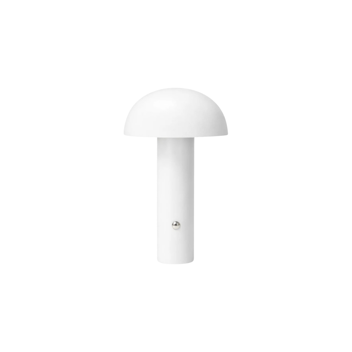 Bordslampa De Mesa i vit metall med minimalistisk skandinavisk design mot vit bakgrund