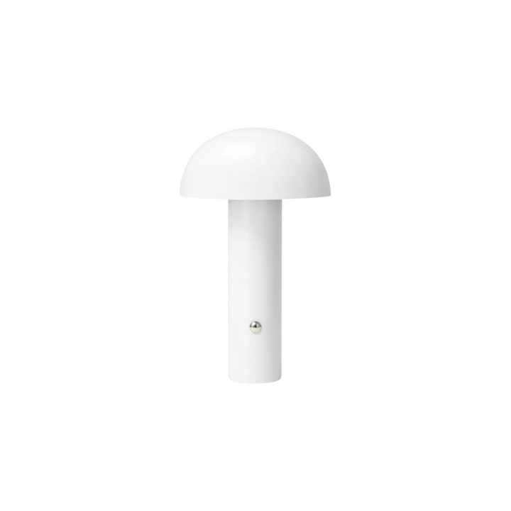 Bordslampa De Mesa i vit metall med minimalistisk skandinavisk design mot vit bakgrund