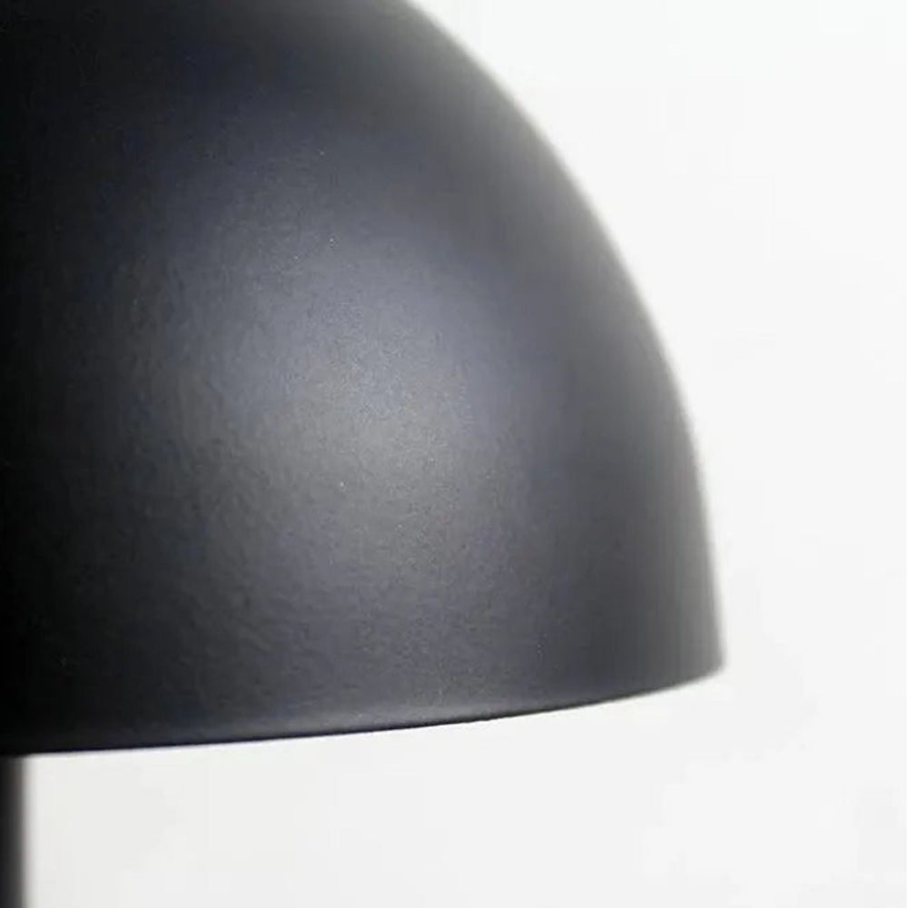 Detaljbild på Eclipse bordslampa som visar den rundade skärmen i svart metall med matt finish