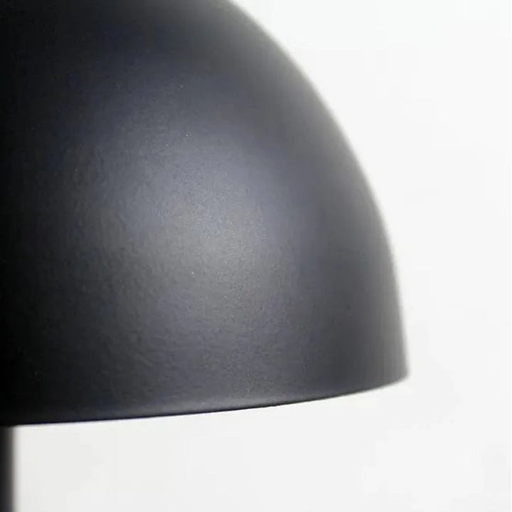 Detaljbild på Eclipse bordslampa som visar den rundade skärmen i svart metall med matt finish