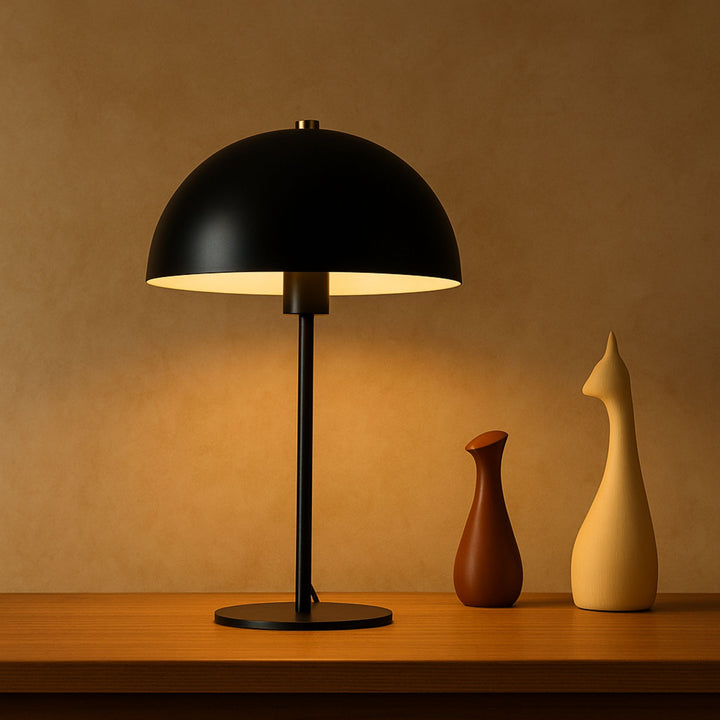 Bordslampa Eclipse i svart metall som ger varm och behaglig belysning i modern skandinavisk inredning