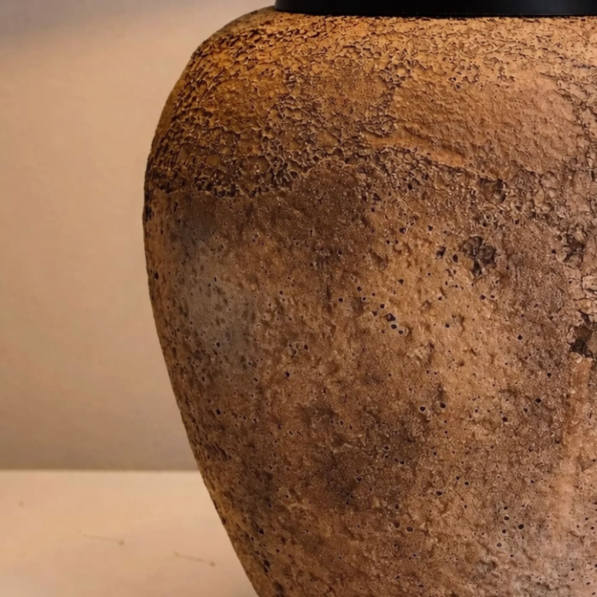 Närbild på bordslampa Elderly med rustik keramikfot i naturlig jordton