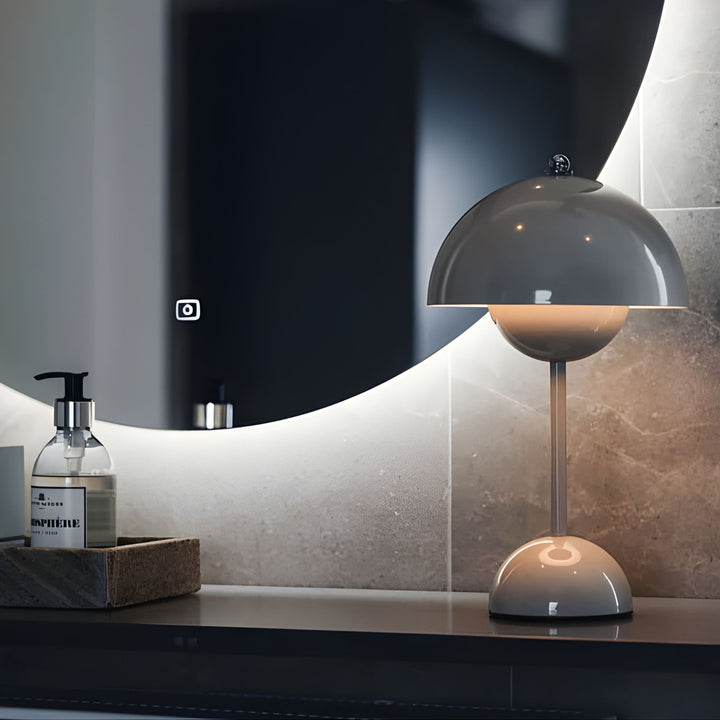 Flowerbud bordslampa placerad i badrum som dekorativ och stämningsskapande belysning