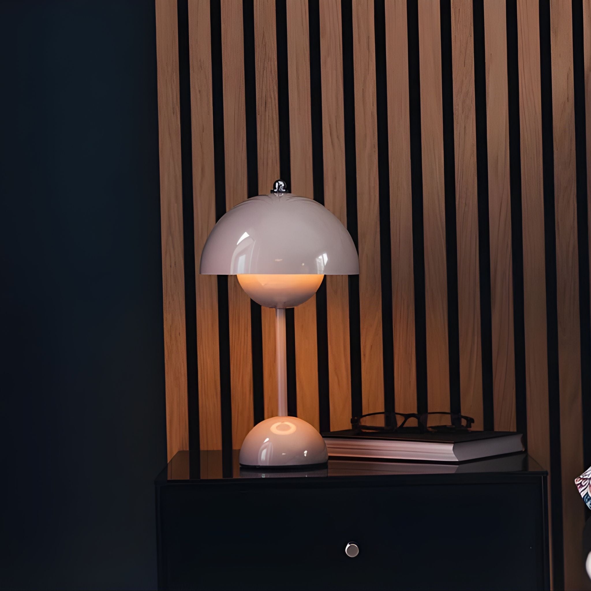 Flowerbud bordslampa i greige som ger varm och stämningsfull belysning på sideboard