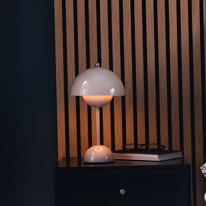 Flowerbud bordslampa i greige som ger varm och stämningsfull belysning på sideboard