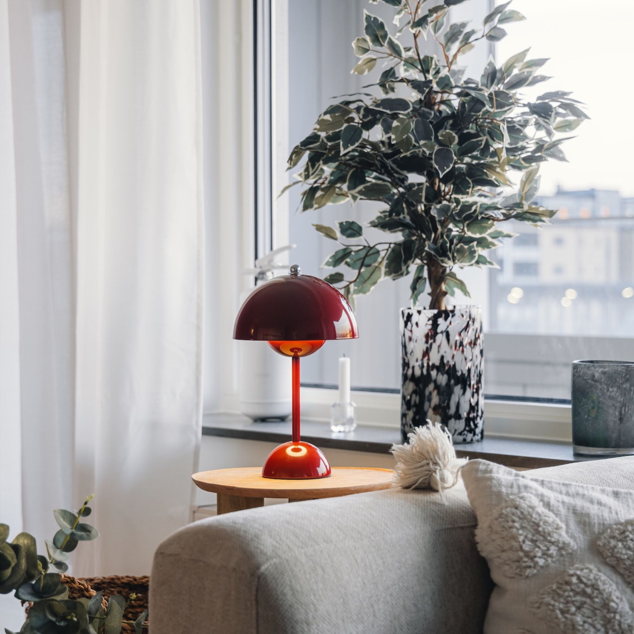 Röd Flowerbud bordslampa som färgaccent i vardagsrumsmiljö