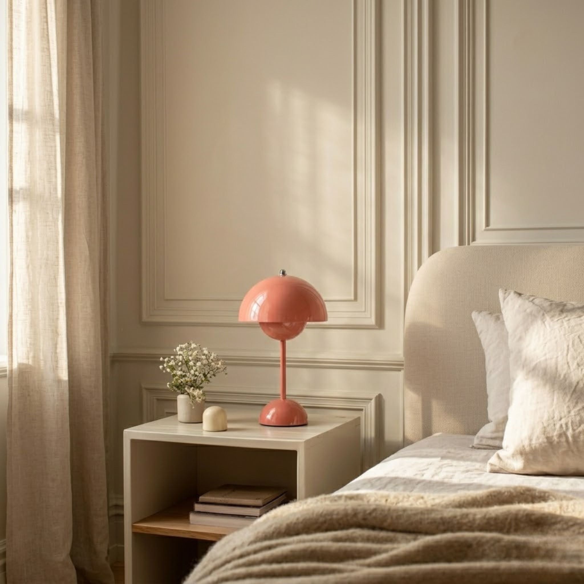 Rosa bordslampa Flowerbud på sängbord i sovrum med mjuka beige textilier och varm belysning