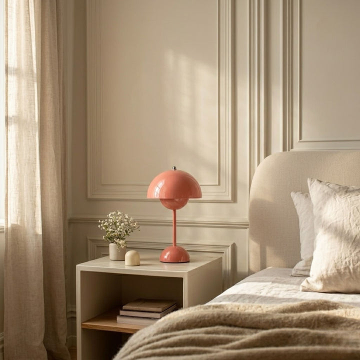 Rosa bordslampa Flowerbud på sängbord i sovrum med mjuka beige textilier och varm belysning