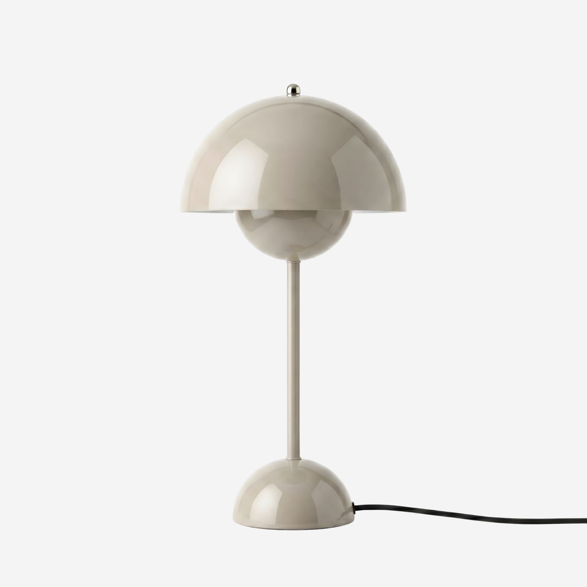 Bordslampa Flowerbud i greige med rund skärm och tidlös design - trendig accessoar i heminredning 