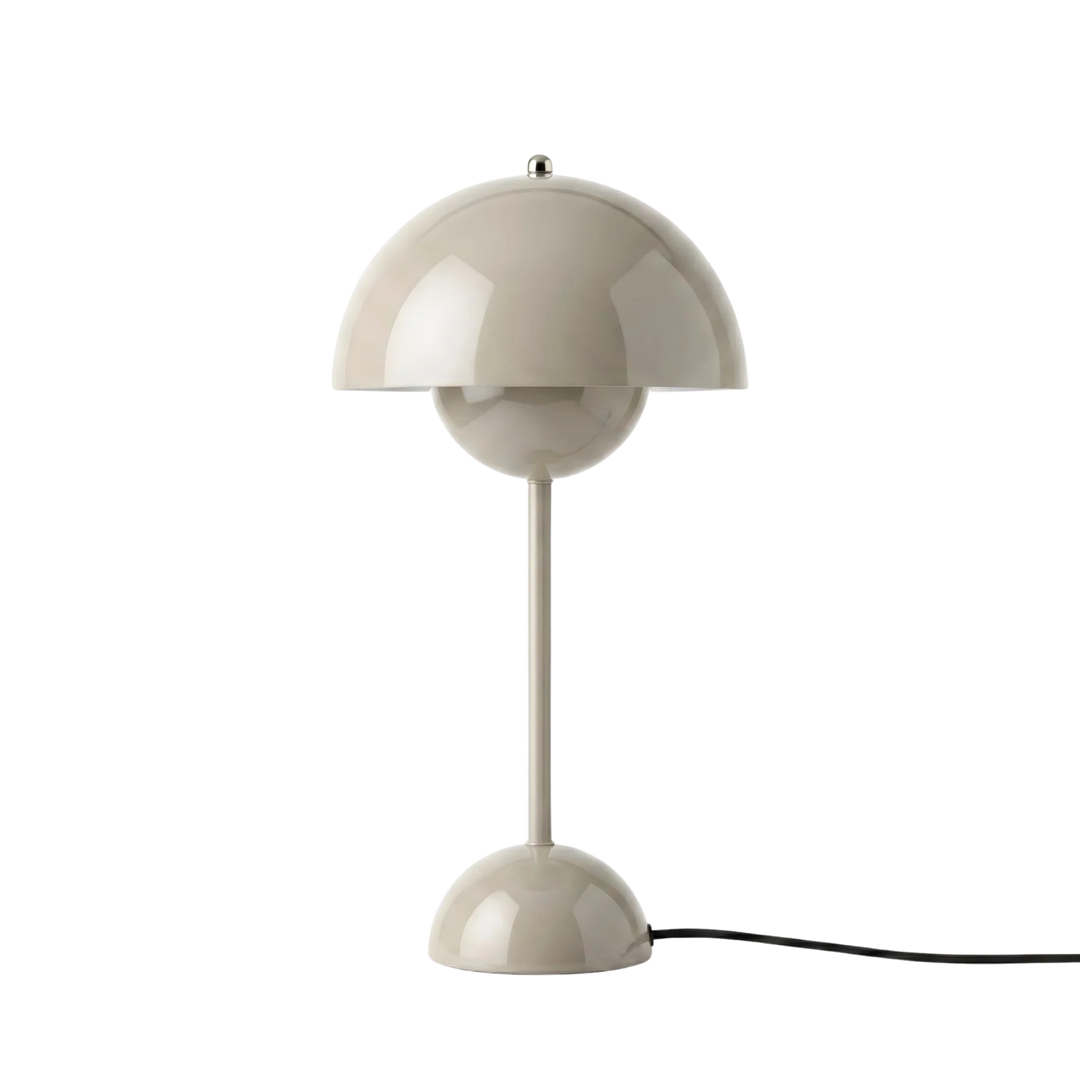 Bordslampa Flowerbud i greige med rund skärm och tidlös design - trendig accessoar i heminredning 