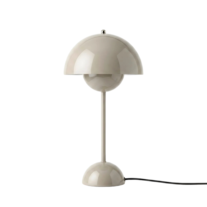 Bordslampa Flowerbud i greige med rund skärm och tidlös design - trendig accessoar i heminredning 