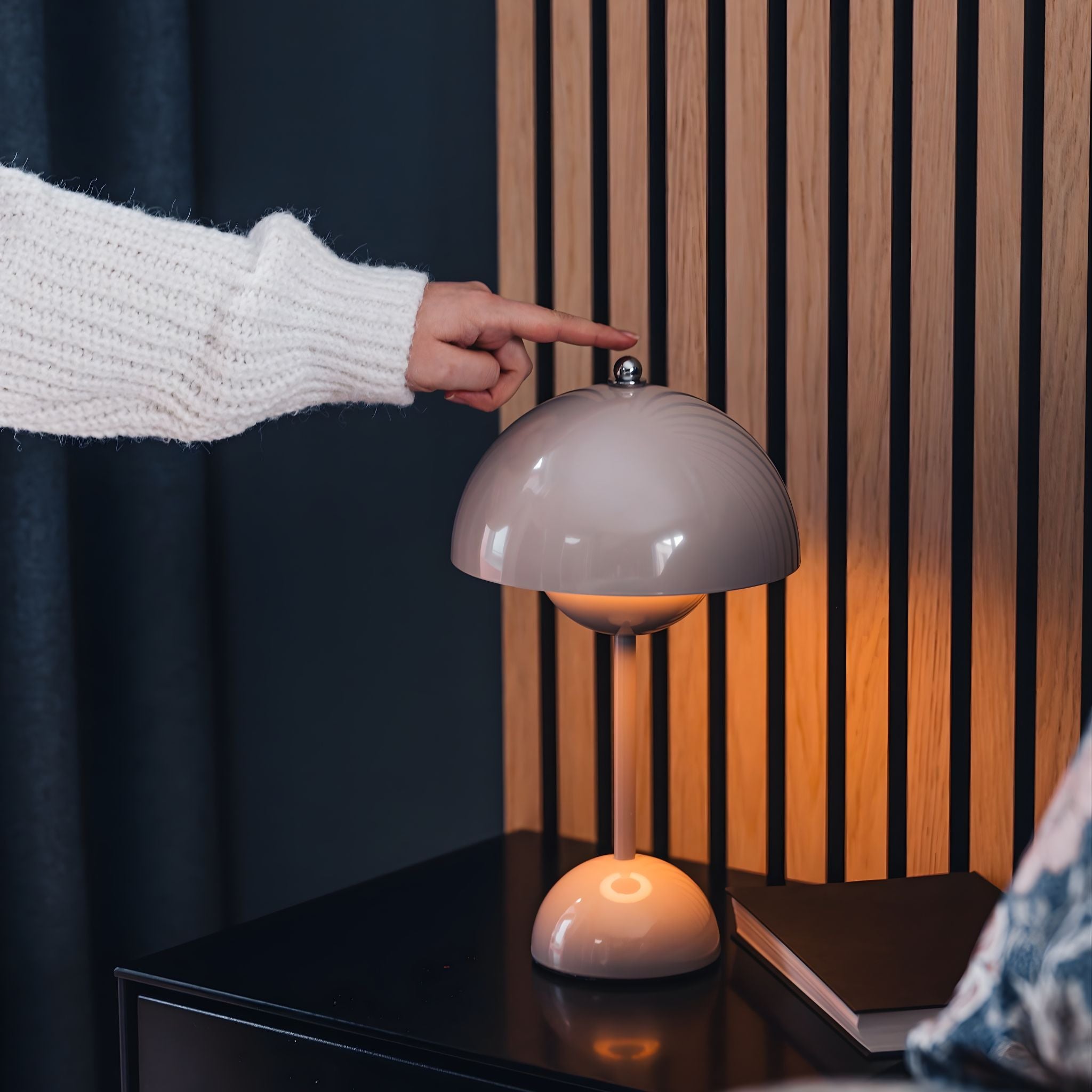 Bordslampa Flowerbud med touchfunktion placerad på nattduksbord i sovrumsmiljö