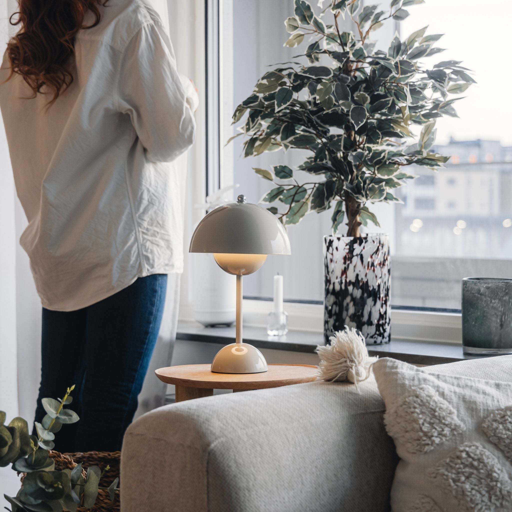 Flowerbud portabel bordslampa i stilrent vardagsrum