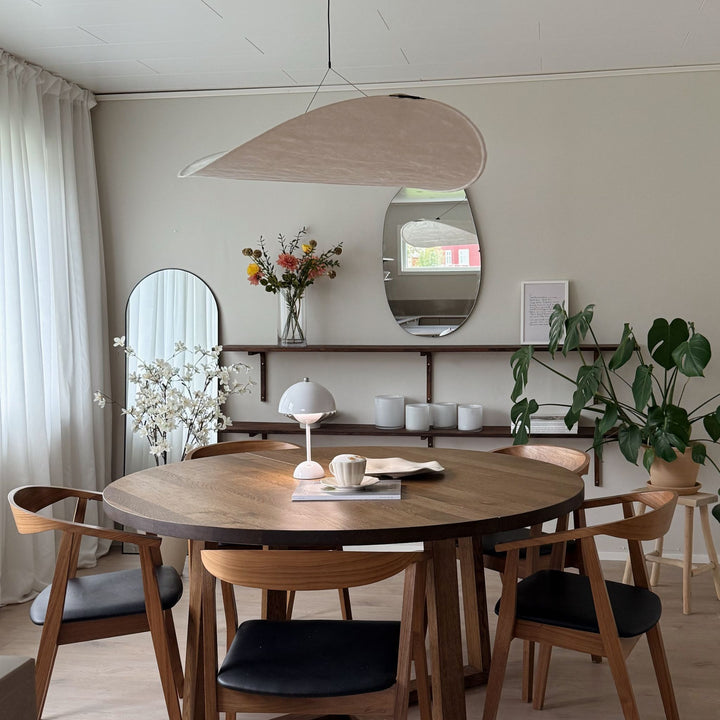 Flowerbud vit bordslampa med modern design, placerad på runt träbord i ljust skandinaviskt kök med naturliga material och mjuka toner