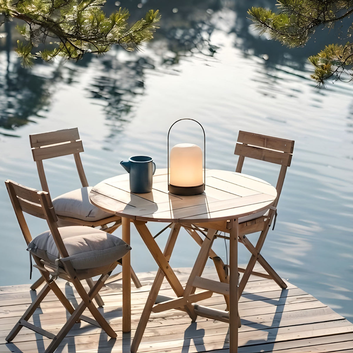 Portabel bordslampa Halo på träbord vid brygga med sjöutsikt och naturlig miljö