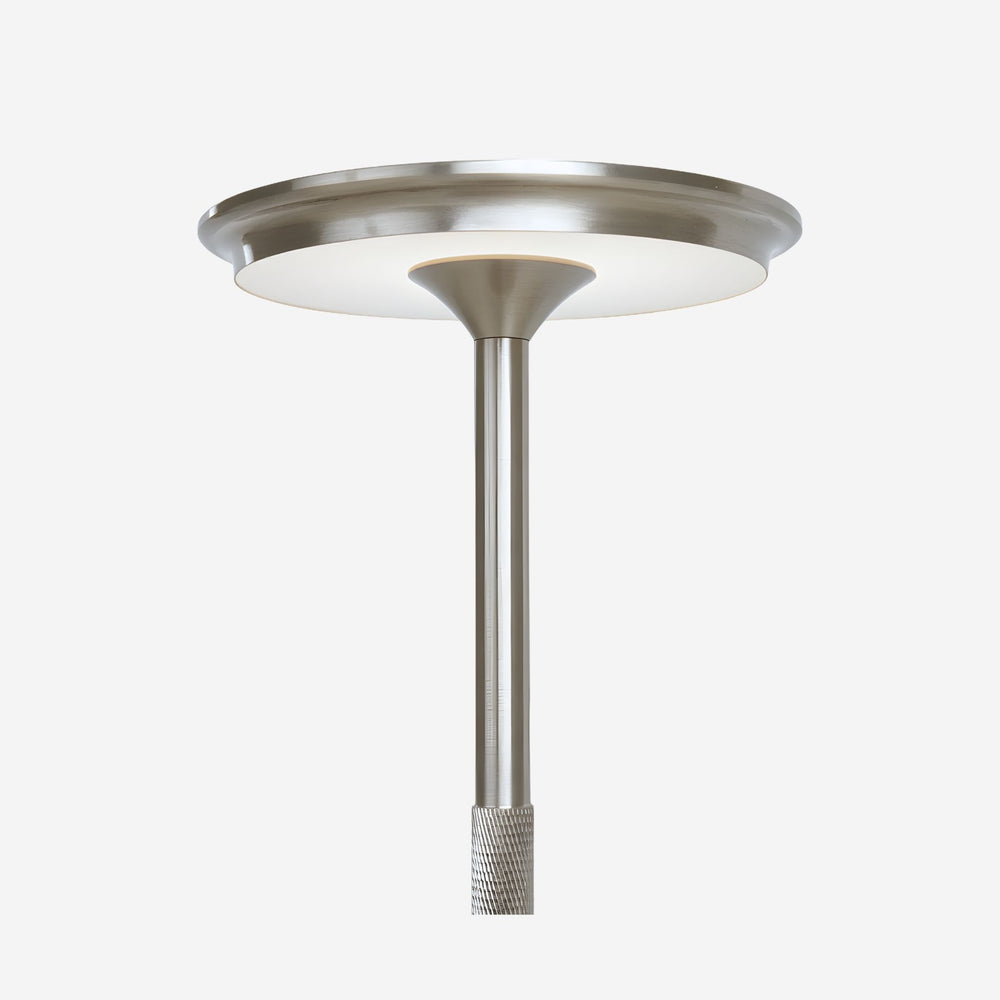 Bordslampa Iron i krom med rund topp och slimmad stam, modern och stilren design för bord och sideboard.